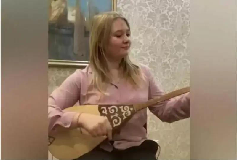 امەريكالىق وقۋشى قىز دومبىرادا «قارا جورعانى» ورىندادى