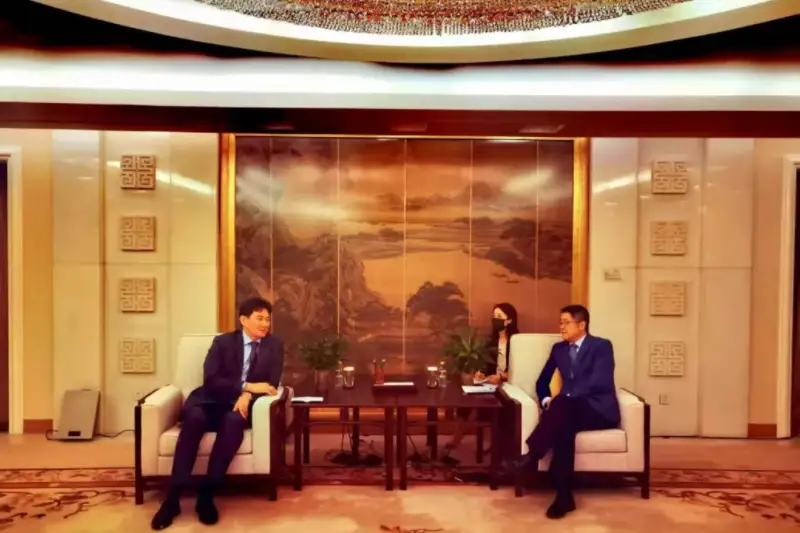哈萨克斯坦驻华大使会见中国外交部副部长乐玉成
