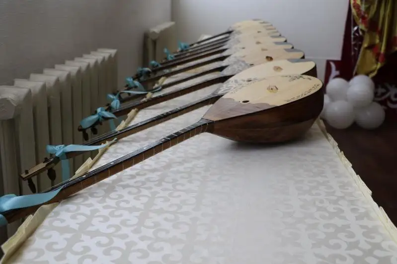 دومبىرا ادامعا قانداي قاسيەتتەر سىيلايدى؟