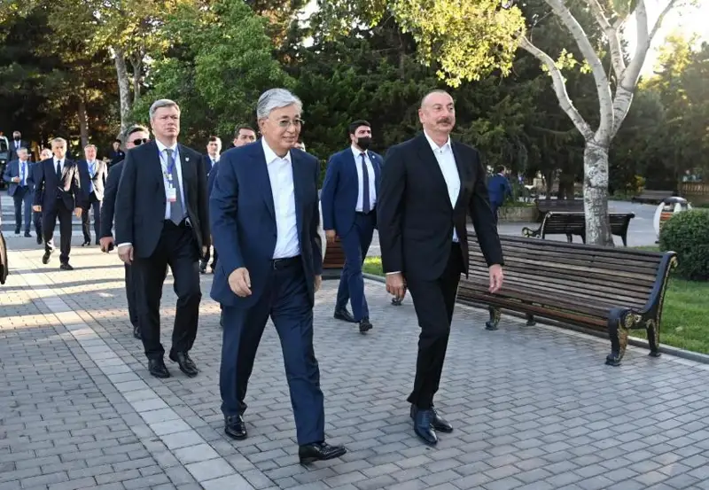 Қасым-Жомарт Тоқаев пен Ильхам Әлиев Баку көшелерінде серуендеді