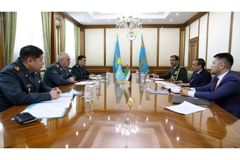 Министр обороны Казахстана встретился с послом ОАЭ