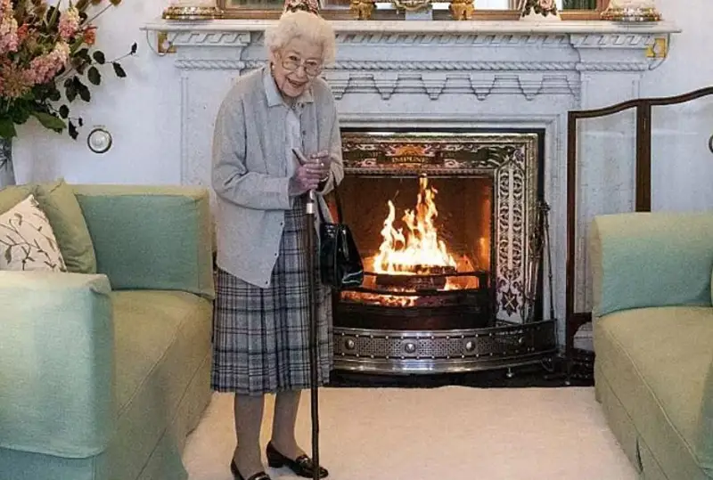 Елизавета II находится под медицинским наблюдением в замке в Шотландии