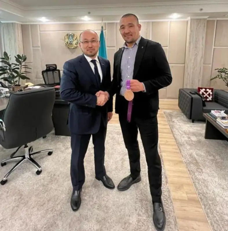 体育部长会见时隔十年获得伦敦奥运会铜牌的哈萨克斯坦摔跤手