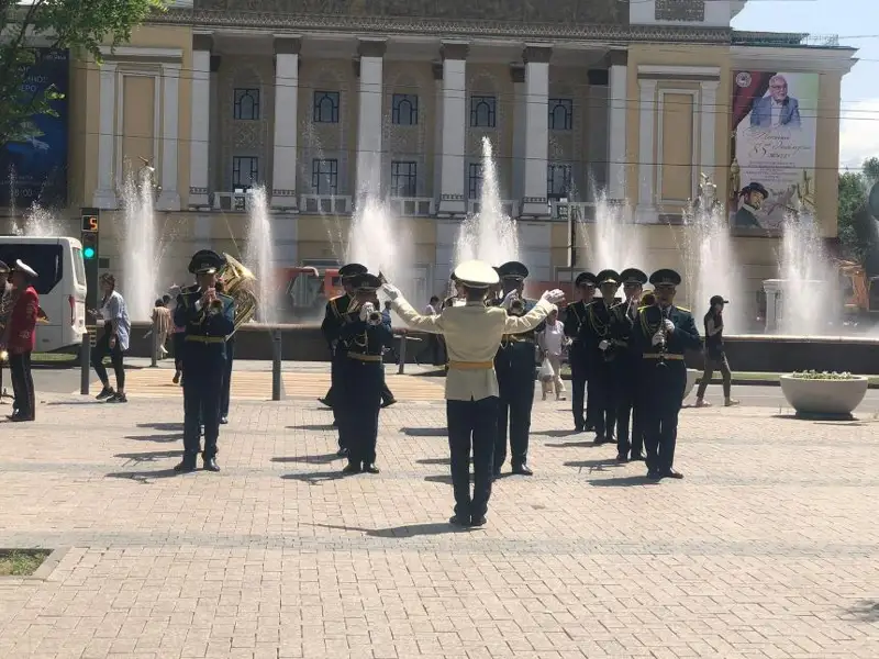 Парад военных оркестров стартовал в нескольких городах страны