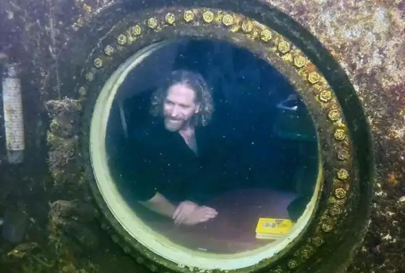 Америкалик олим сув остида энг узоқ вақт қолиш бўйича жаҳон рекордини янгилади