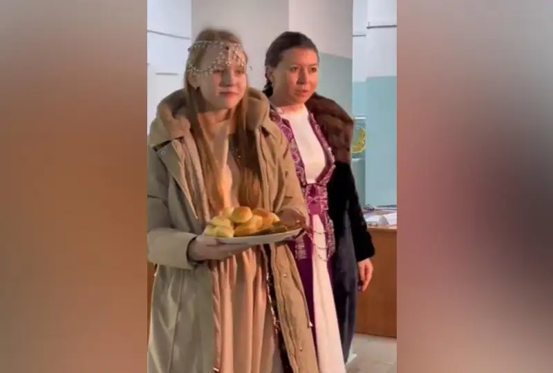 Saılaý ýchaskesine qazaqy kıimmen kelgen Galına Fedorova baýyrsaq taratty