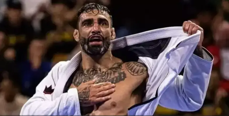 سەگىز دۇركىن الەم چەمپيونىن كونسەرت كەزىندە اتىپ كەتتى