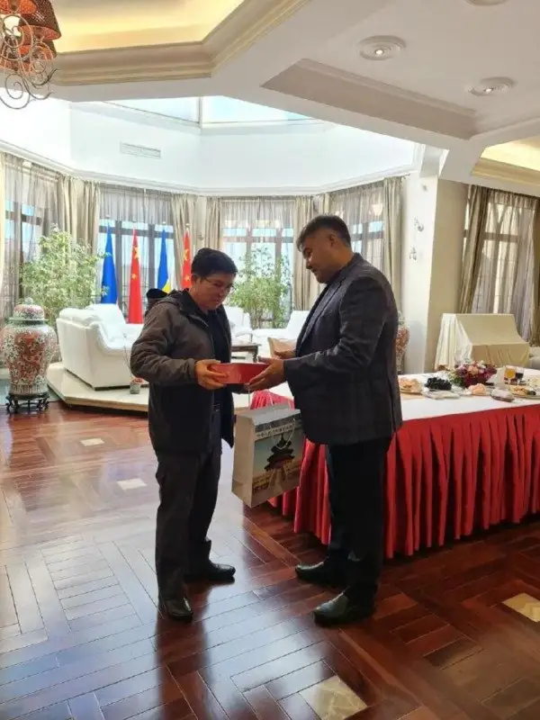 哈中两国驻乌大使举行会晤