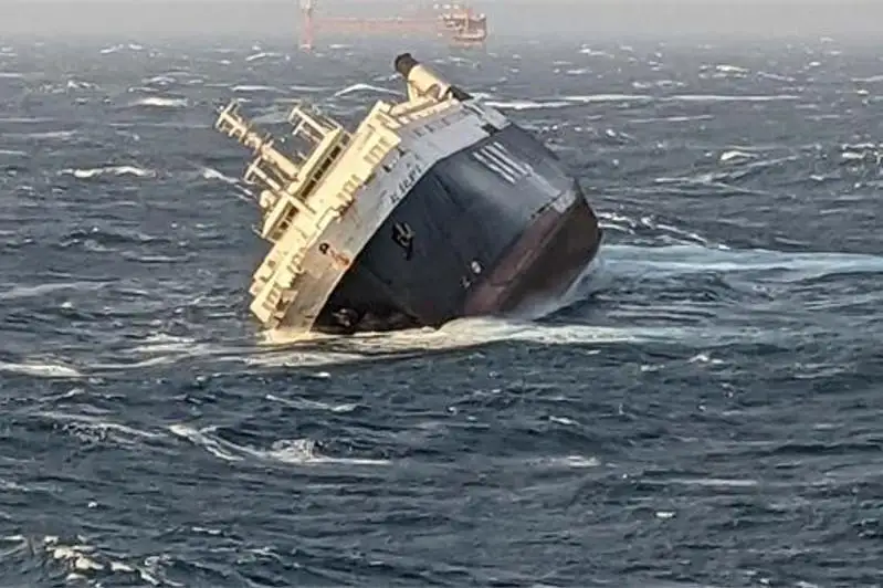 Эрон қирғоқларида бортида 30 киши бўлган БАА кемаси чўкиб кетди