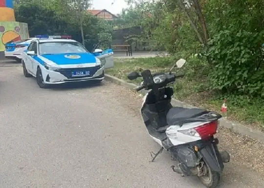 الماتىدا موپەدشى پوليتسيا قىزمەتكەرىن قاعىپ كەتىپ، بوي تاسالاماق بولدى