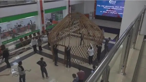 پاۆلودار جاستارى كيىز ءۇي تىگۋدى ۇيرەنىپ جاتىر