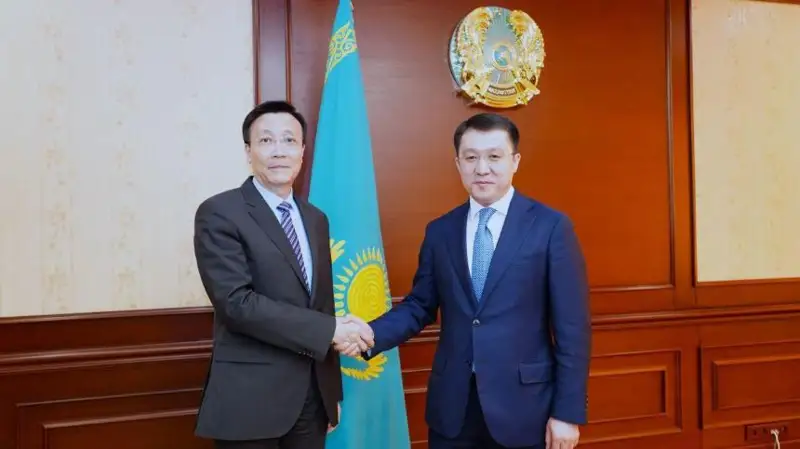 工基发展部长会见中国驻哈大使
