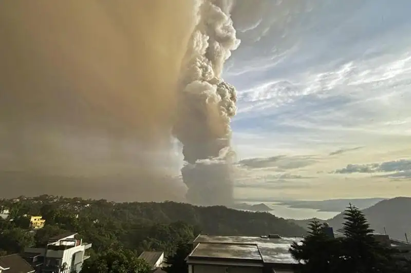 菲律宾旅游胜地塔尔火山喷发 附近居民撤离