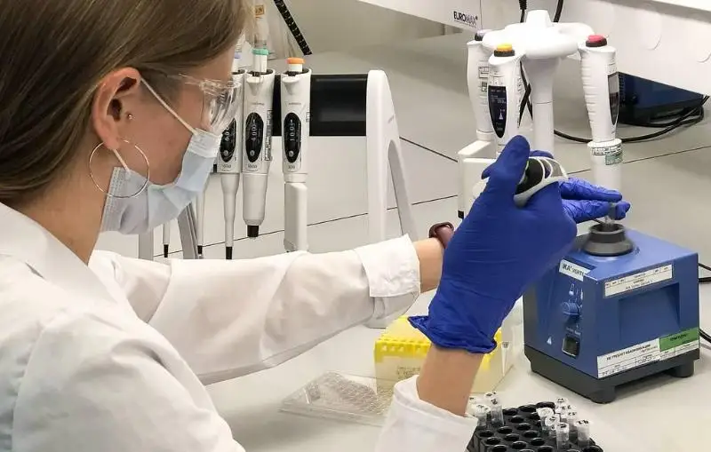 ЖССТ: «Дельта» ва «омикрон» гибридлари лаборатория хатоси туфайли пайдо бўлган бўлиши мумкин