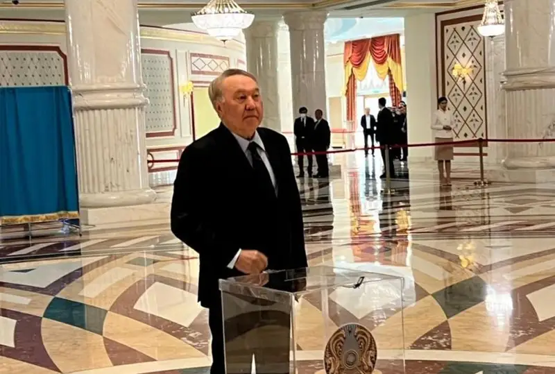 Нурсултон Назарбоев референдумда овоз берди