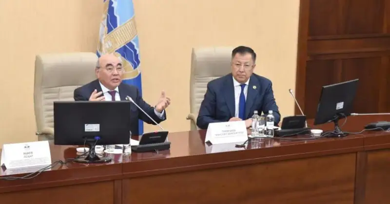 قىرعىز ەلىنىڭ ەكس-پرەزيدەنتى اسقار اقايەۆ قاز ۇ ۋ-دا ستۋدەنتتەرگە ءدارىس وقىدى