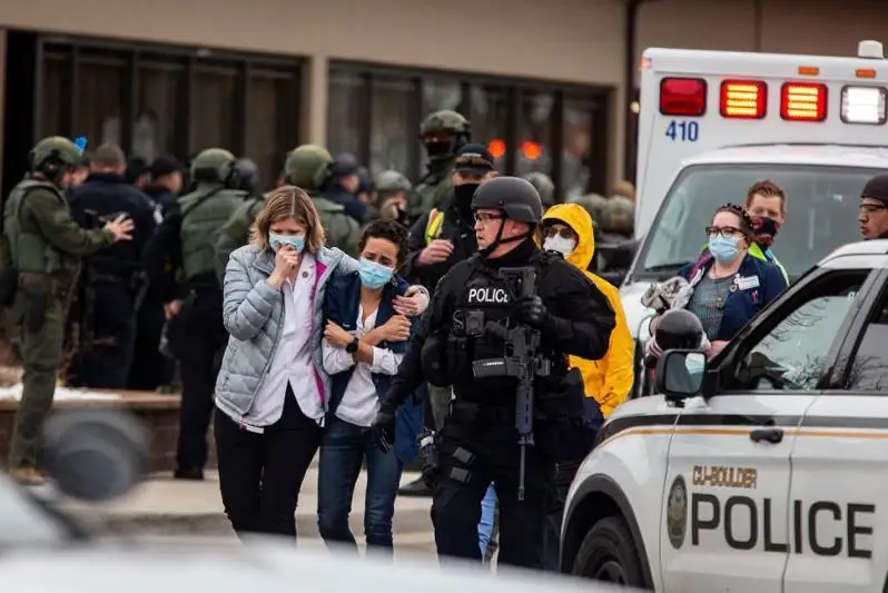 АҚШ: Колорадо штатидаги супермаркетда қуролли одам 10 кишини отиб ўлдирди