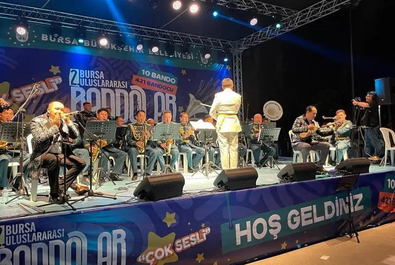 Қозоғистон Президенти оркестри Бурсада ҳарбий оркестрлар фествалида иштирок этди