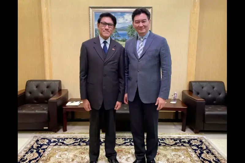 哈萨克斯坦驻华大使与缅甸驻华大使举行会谈