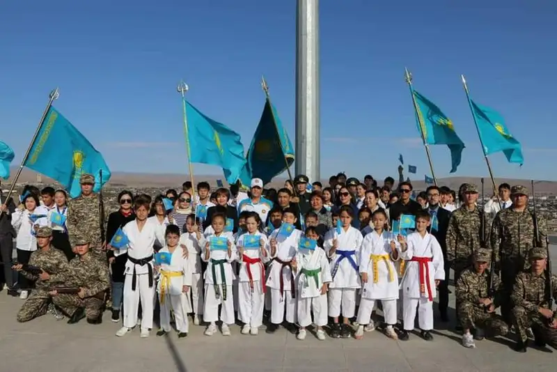 رەسپۋبليكا كۇنى: كەنتاۋدا مەكتەپ باسشىلارى مەن ۇستازدار ءانۇراندى شىرقادى