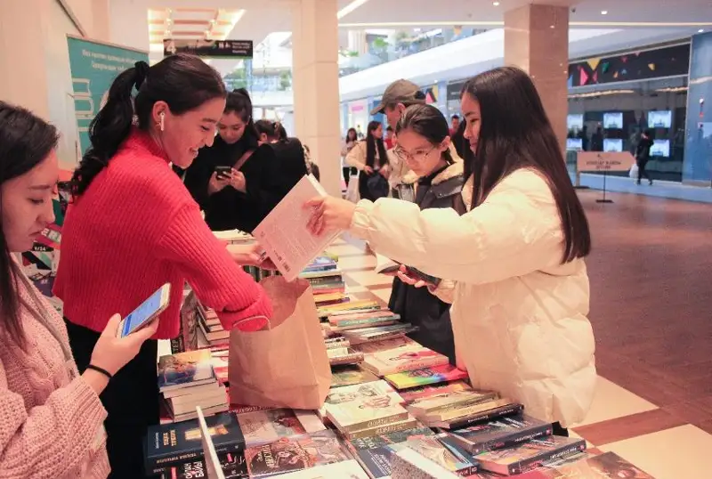 Almatyda 3 myńnan asa kitap tegin taratyldy