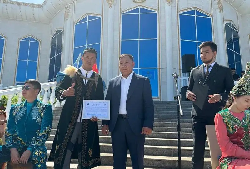 Хитойдан Астанага пиёда етиб келган марафончини пойтахт аҳли кутиб олди