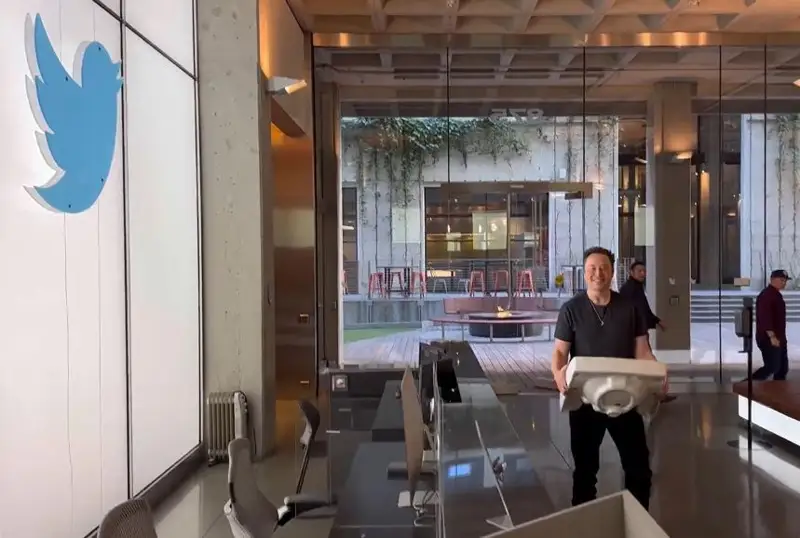 يلون ماسك تۆيتتەردى 44 ميلليارد دوللارعا ساتىپ الدى