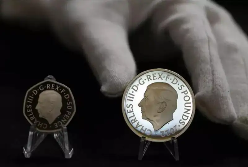 Буюк Британияда янги қирол Чарльз III тасвирланган тангалар муомалага киритилди