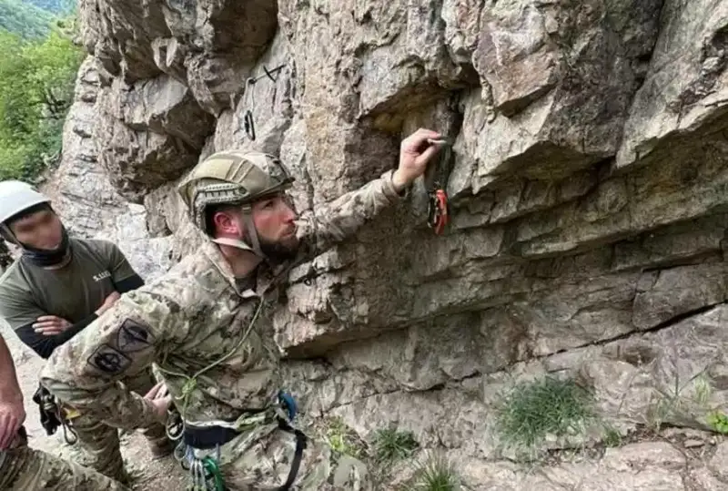 Қозоғистон ва Италия ҳарбий альпинистлари тоғ машғулотлари бўйича тажриба алмашишди