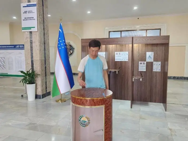 وزبەكستانداعى كەزەكتەن تىس پرەزيدەنت سايلاۋى: داۋىس بەرۋ باستالدى