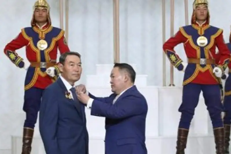哈萨克族医生获蒙古国功勋劳动者荣誉