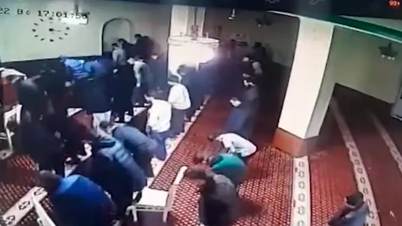 شىمكەنتتە ناماز كەزىندە جاسالعان ۇرلىق كامەراعا ءتۇسىپ قالعان