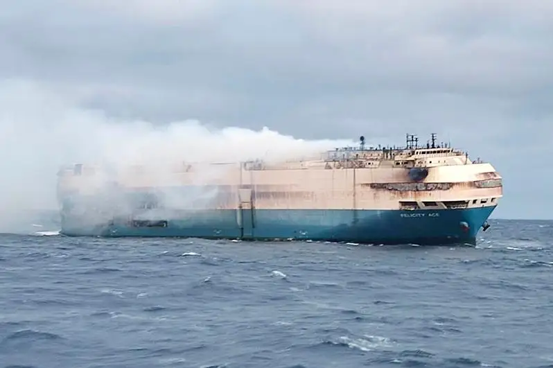 Азор ороллари яқинида 4000 та машина бўлган кема чўкиб кетди