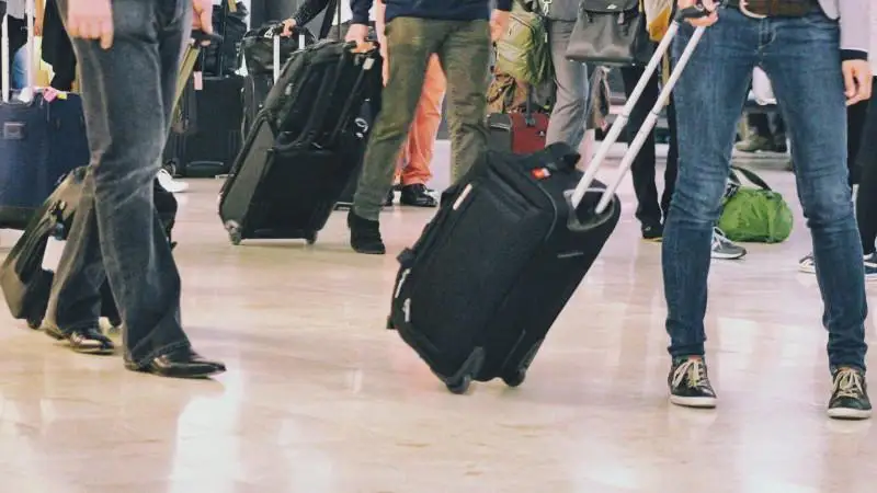 قازاقستاندا شەتەل ازاماتتارىنىڭ تۇراقتى تۇرۋىنا رۇقسات بەرۋ قاتاڭداتىلدى