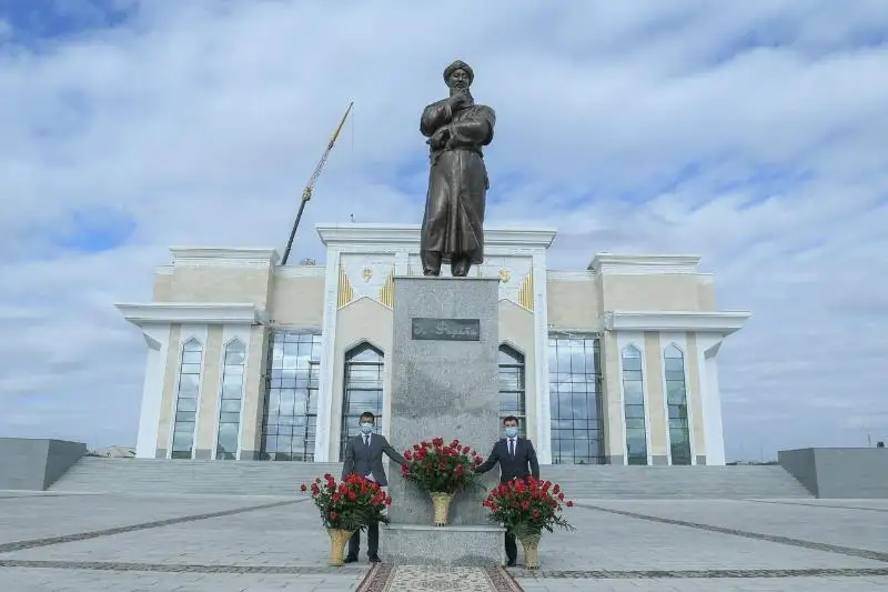 Туркистонда Абай ва Ал-Фаробийга ёдгорликлар ўрнатилди