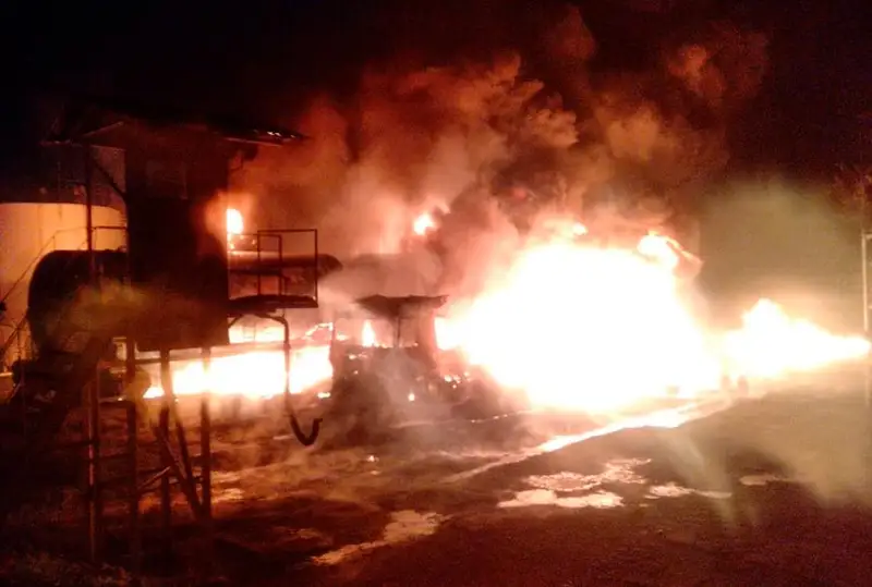 Сильный пожар в Алматы - горят цистерны с ГСМ