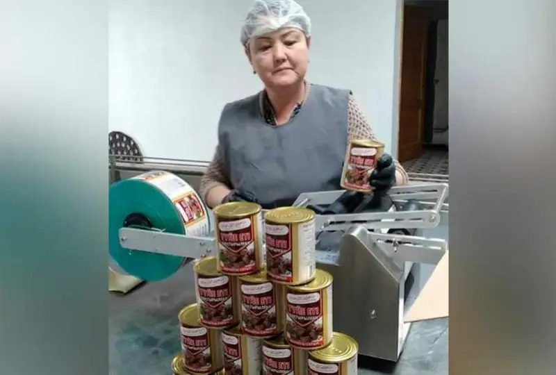 اتىراۋ وبلىسىندا اۋىل كاسىپكەرى بۇقتىرىلعان تۇيە ەتىن قالبىرعا سالىپ شىعارادى