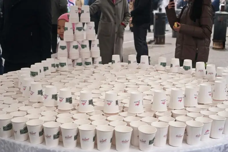 شىمكەنتتە 2200 شىنى ستاقاندا «شىمكەنت شايى» تاراتىلىپ، رەكوردقا ۇسىنىلدى