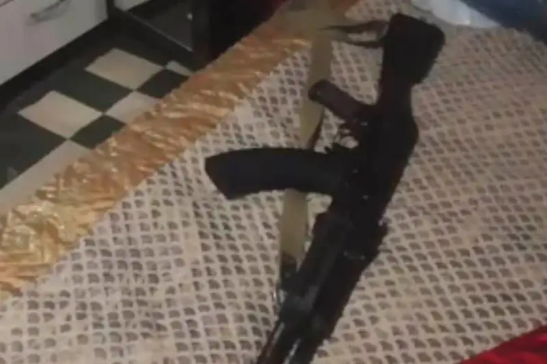 تۇركىستاندىق پوليتسەيلەر ەكى تۇرعىننىڭ ۇيىنەن زاڭسىز ساقتالعان وق-دارىلەر مەن قارۋ تابىلدى