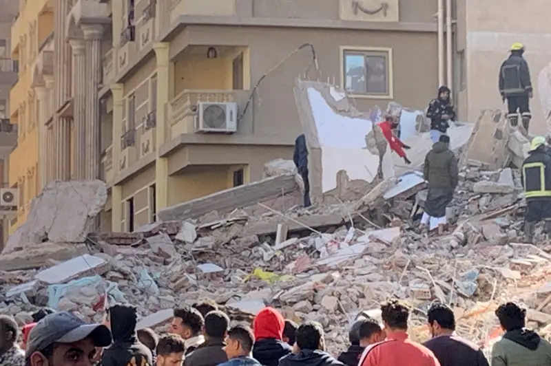 Қоҳирада кўп қаватли уй қулаши оқибатида 22 киши ҳалок бўлди