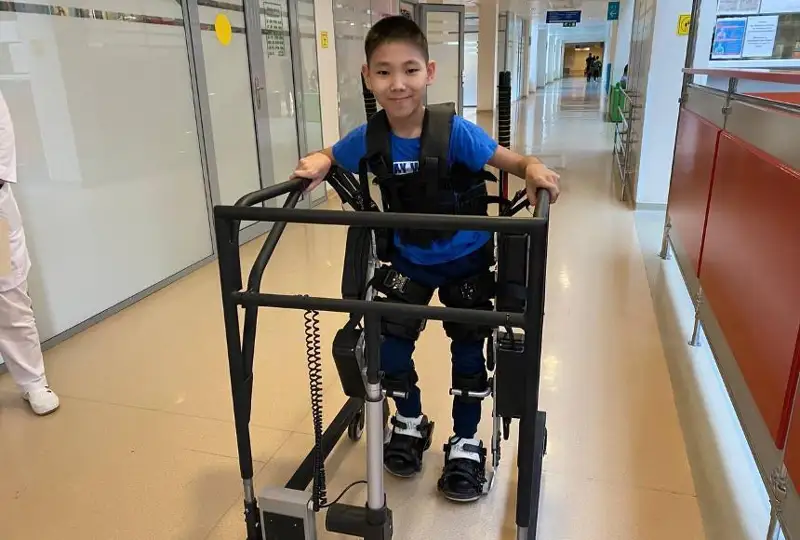 «Қозоғистон халқига» жамғармаси яна бир болакайга экзоскелет совға қилди