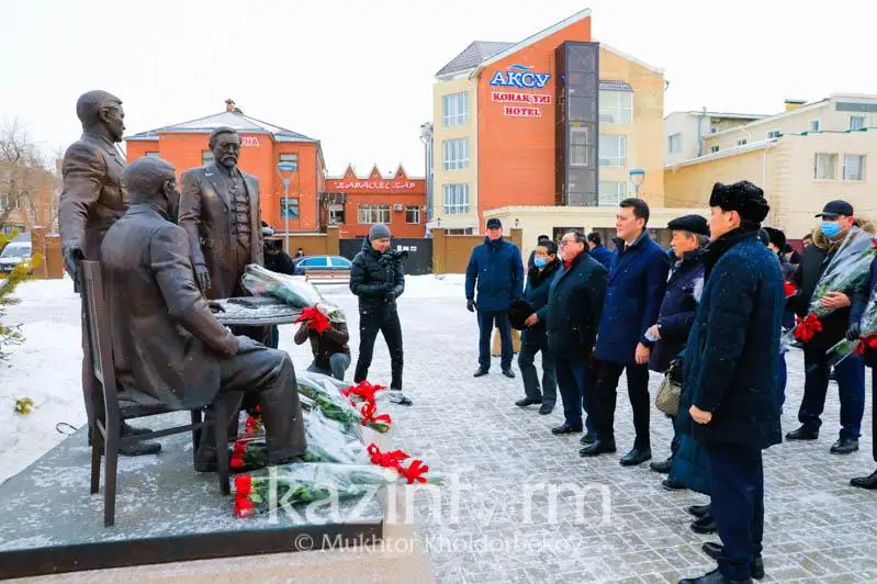 قازاق زيالىلارى «الاش قايراتكەرلەرى» ەسكەرتكىشىنە گۇل شوقتارىن قويدى