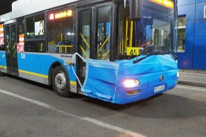 Алматида ниқоб таққан автобус машҳур бўлиб кетди