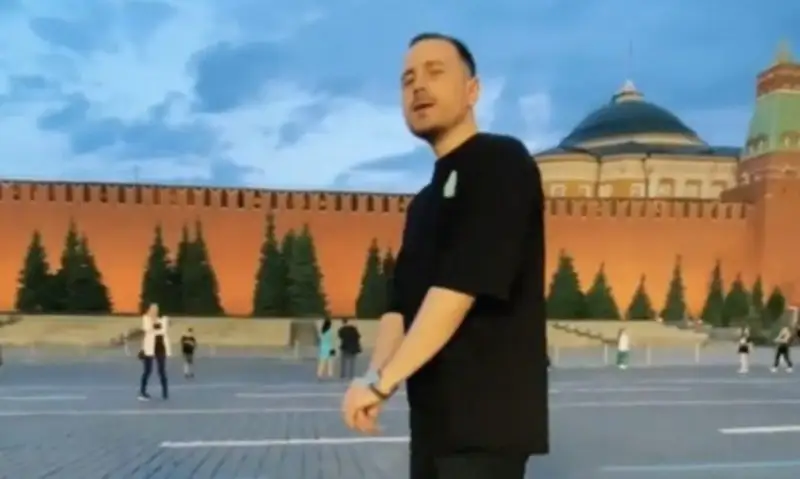 دەنەم تىتىركەنىپ كەتتى. ورىس جىگىتى قىزىل الاڭدا قازاق ءانىن ورىندادى