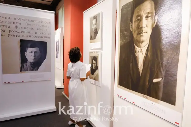 Фотовыставку в память о жертвах политических репрессий открыли в Алматы