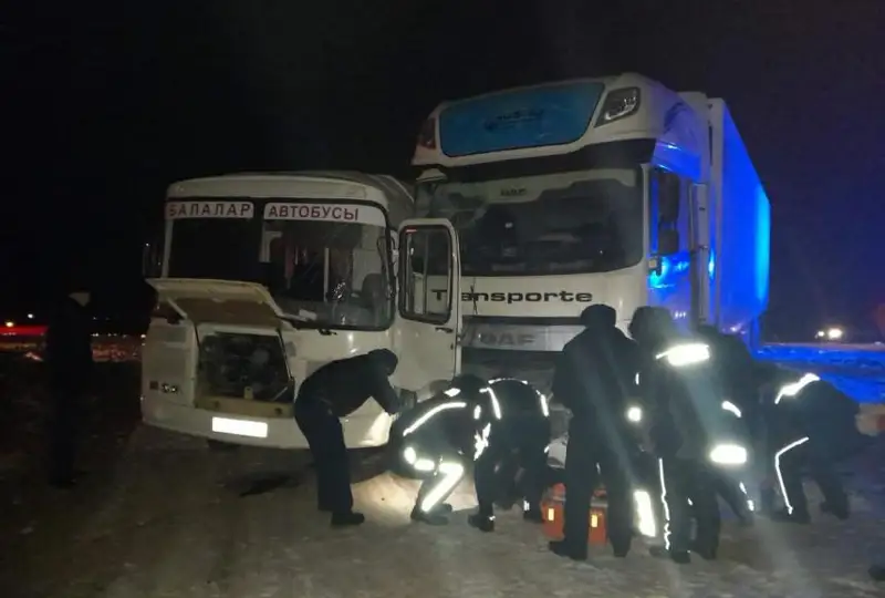 Школьный автобус попал в ДТП в Актюбинской области, погиб водитель