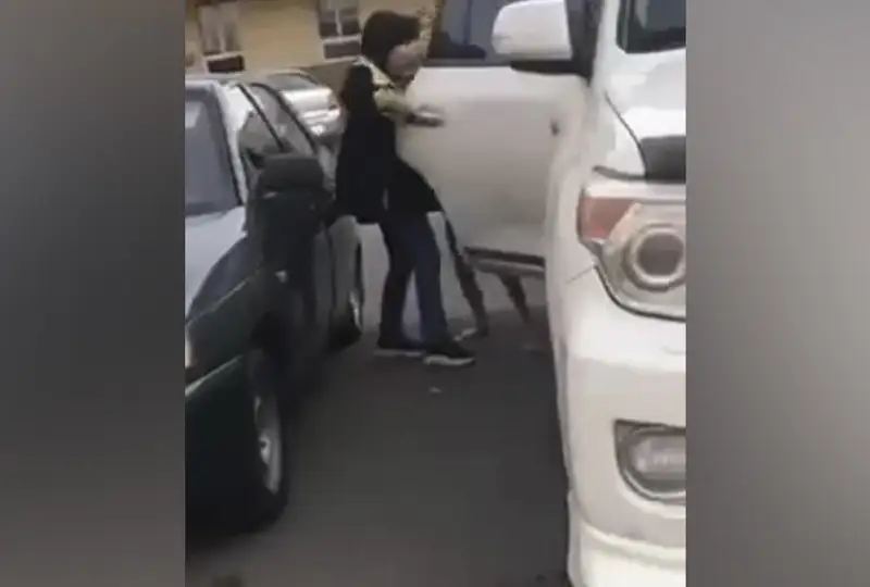Elordada on jasar qyzyn kóshede urǵan áıel 30 myń teńge aıyppulmen qutyldy