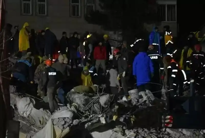 Туркияда зилзила қурбонлари сони 3 мингга етди