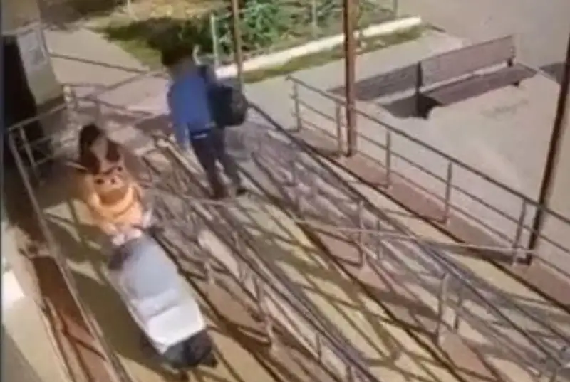 Shymkentte lıftide balaly áıeldi zorlamaq bolǵan kúdikti ustaldy