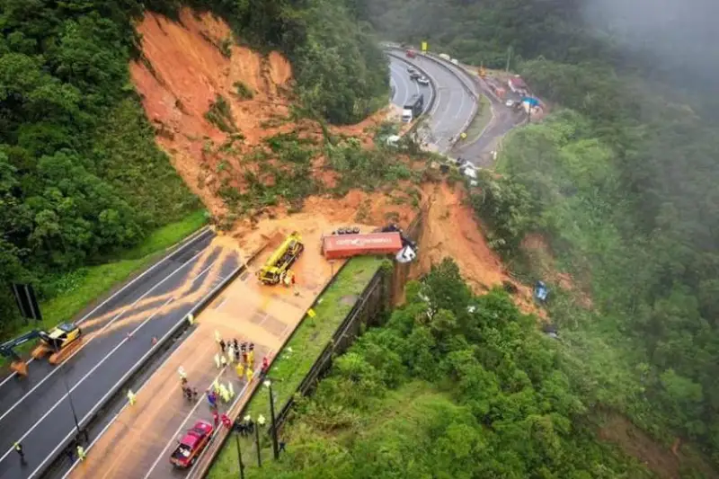 Оползень сошел на шоссе в Бразилии: жертвы и десятки пропавших без вести